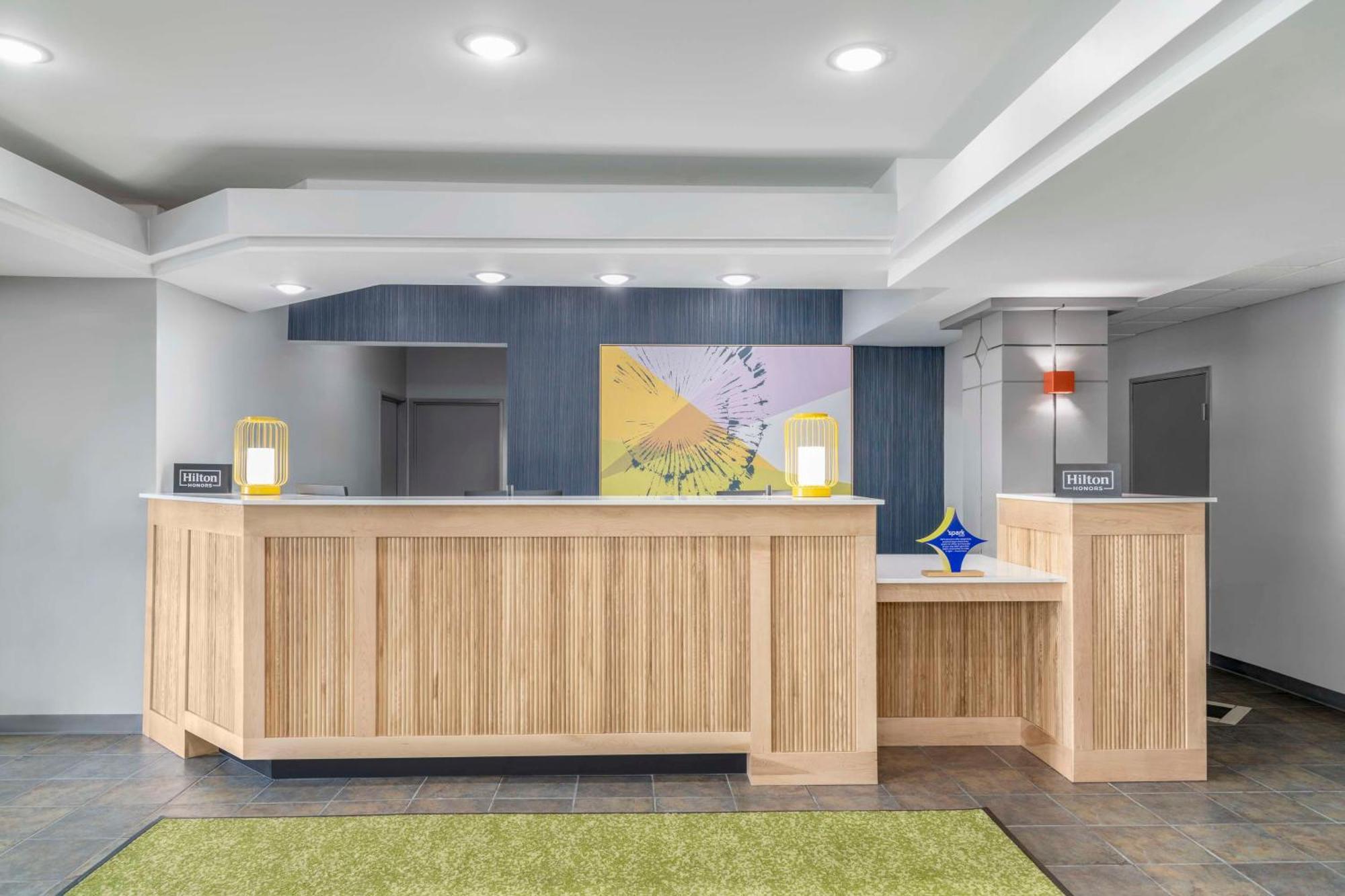 Spark By Hilton Lansing Экстерьер фото