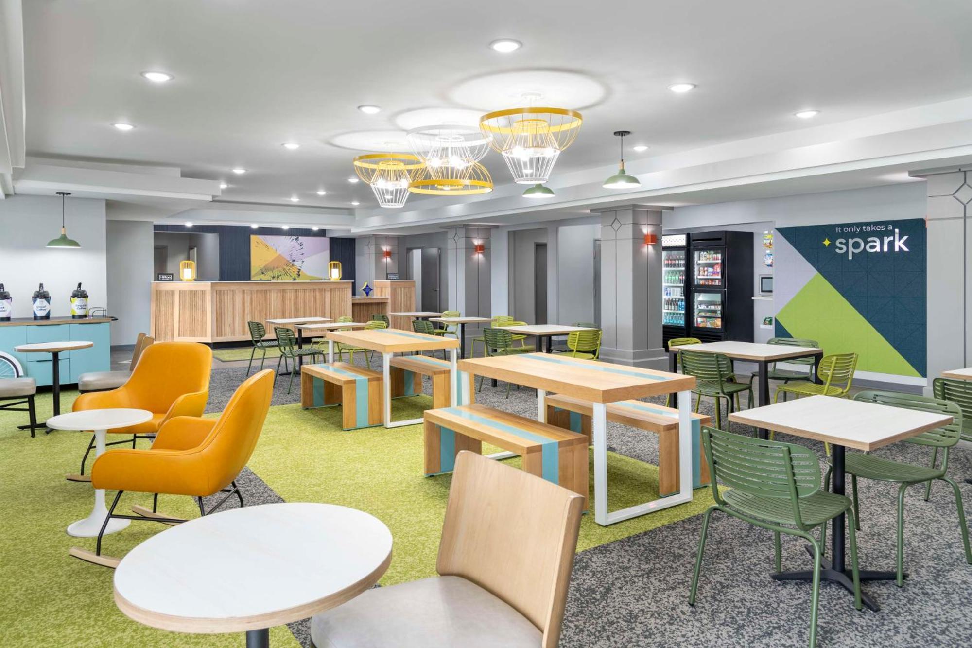 Spark By Hilton Lansing Экстерьер фото